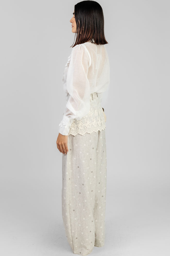 BLUSA BLANCA CON APLICACIONES