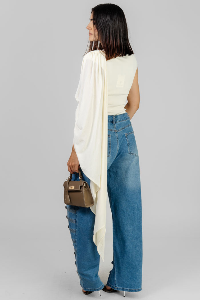 BLUSA CREMA DRAPEADA ASIMÉTRICA