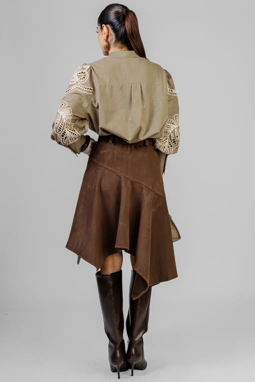 CAMISA BORDADA CON ALFORZAS