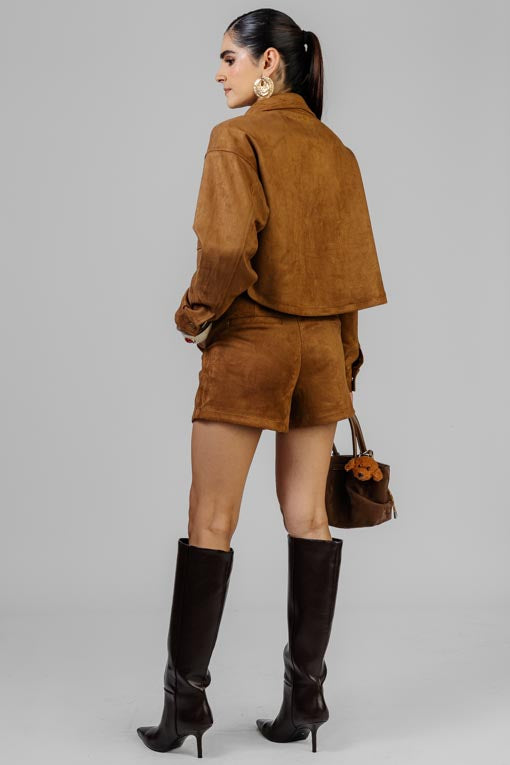 CONJUNTO SHORT Y SACO GAMUZA