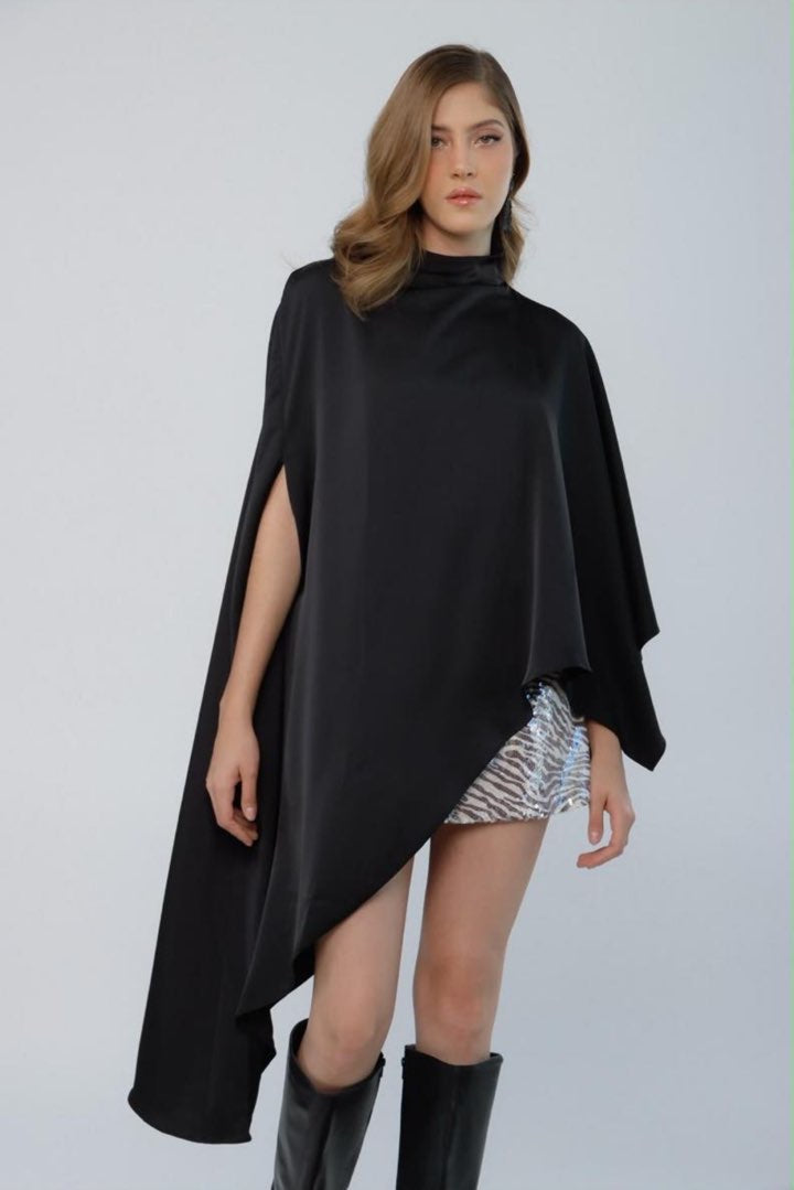 BLUSA ASIMÉTRICA CON CAPA