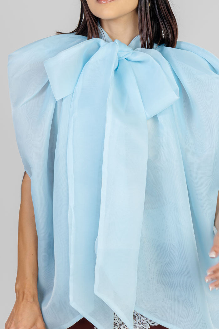 BLUSA CELESTE CON LAZO