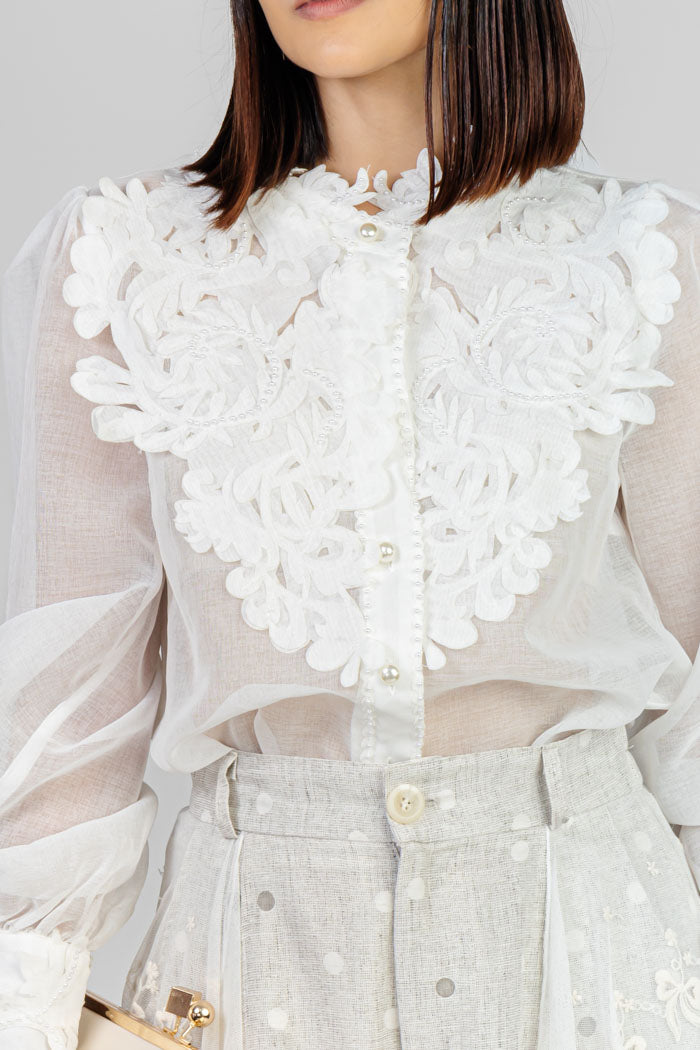 BLUSA BLANCA CON APLICACIONES