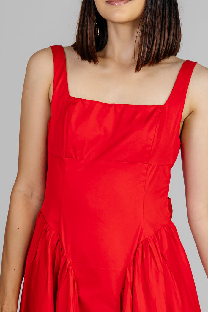 VESTIDO MIDI ROJO ESCULTURAL