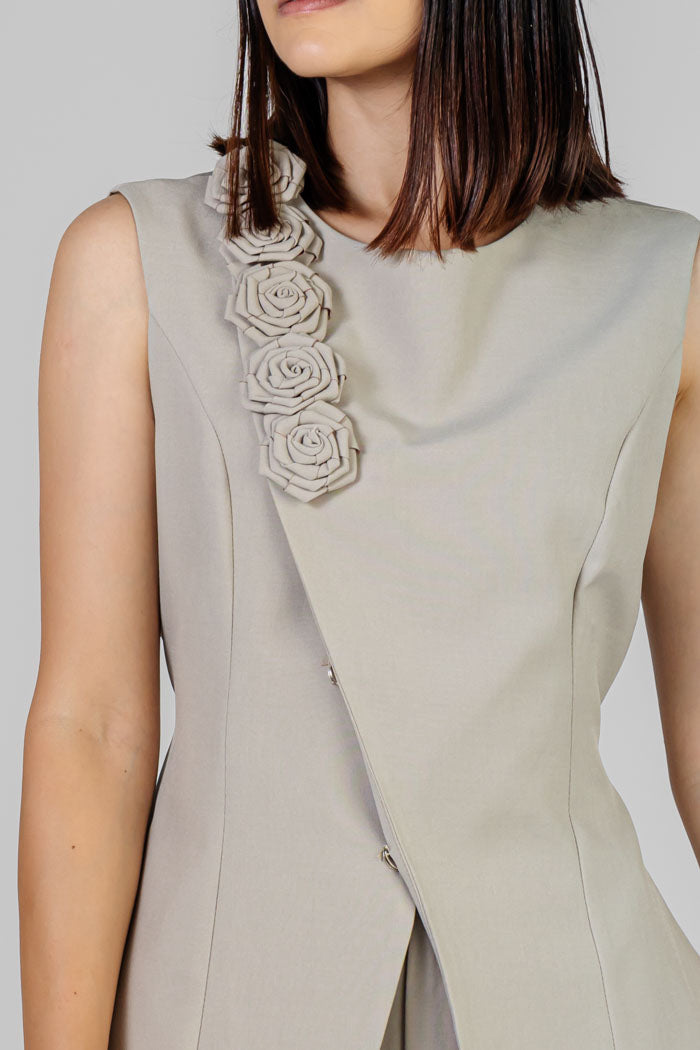 CONJUNTO ELEGANTE CON FLORES