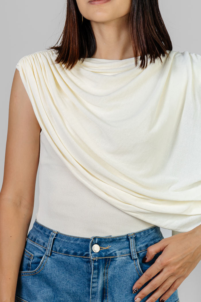 BLUSA CREMA DRAPEADA ASIMÉTRICA