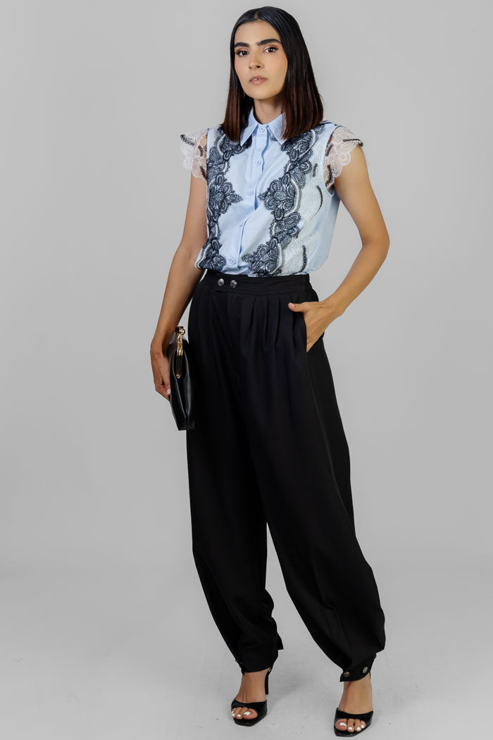 BLUSA CELESTE CON ENCAJE