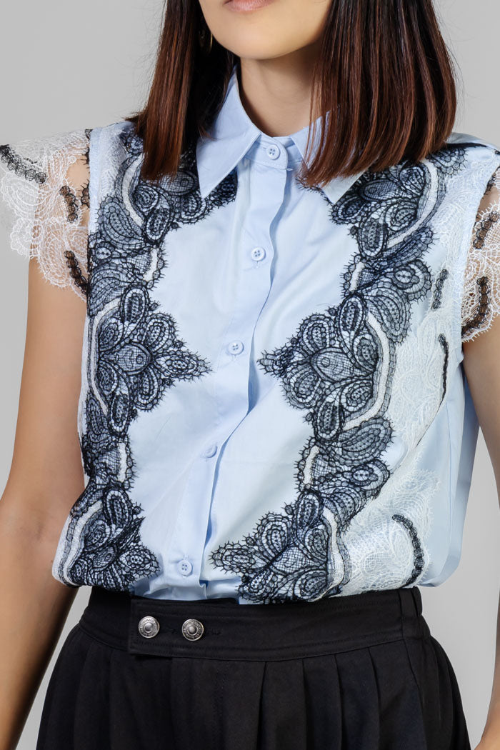 BLUSA CELESTE CON ENCAJE
