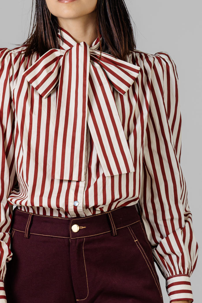 BLUSA ESTAMPADA CON LAZO
