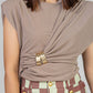 BLUSA DRAPEADA CON HEBILLA