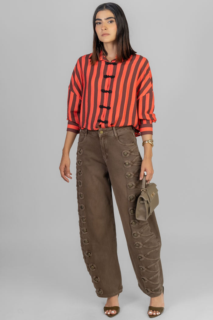 PANTALON CON DETALLE MILITAR