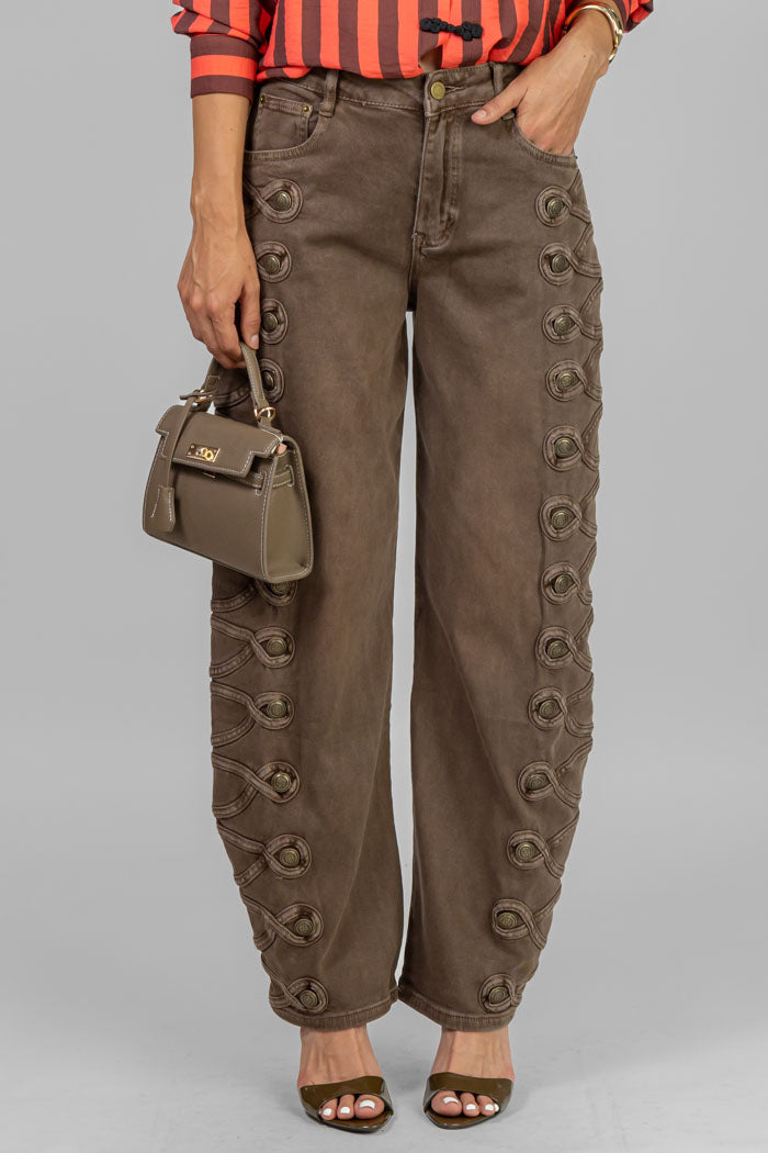 PANTALON CON DETALLE MILITAR