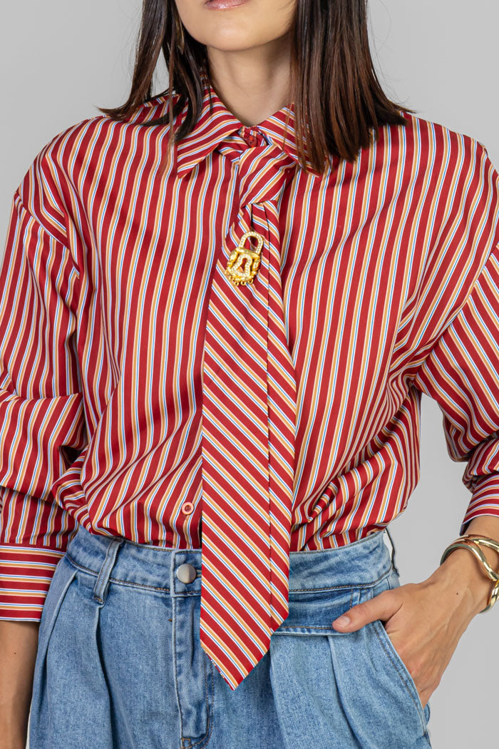 BLUSA RAYADA CON CORBATÍN