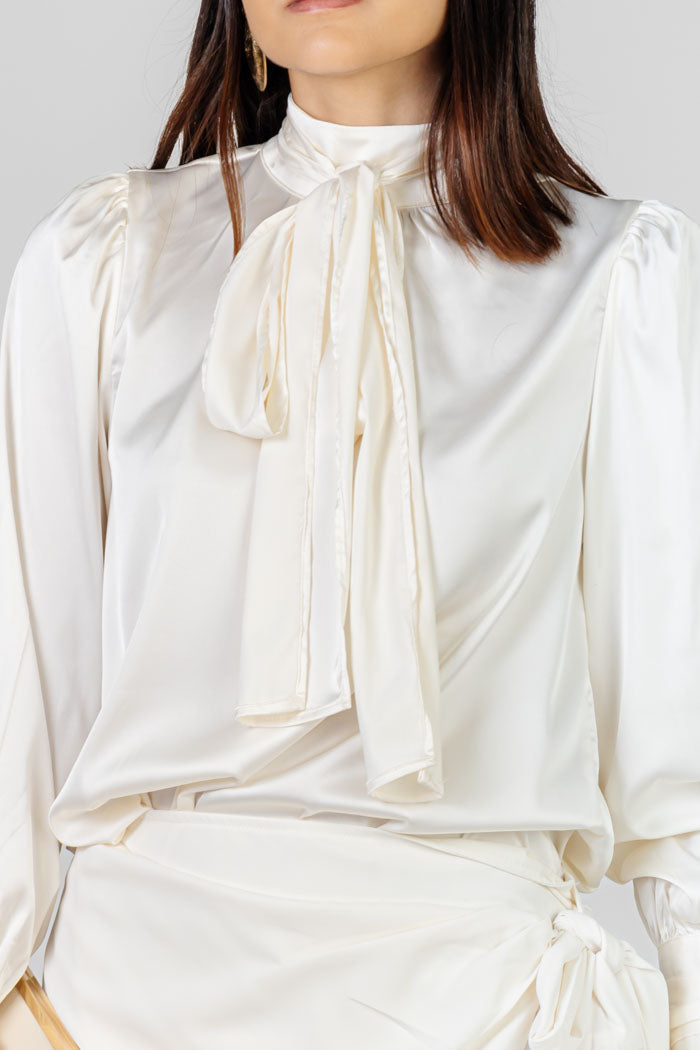 BLUSA SATINADA CUELLO LAZO