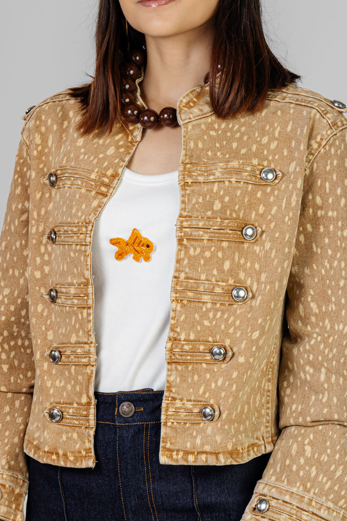 CHAQUETA ESTILO MILITAR ESTAMPADA
