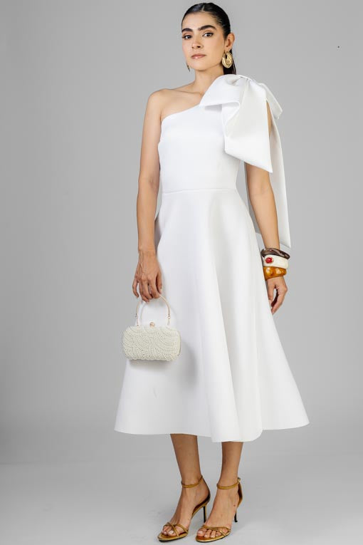 VESTIDO BLANCO MOÑO HOMBRO