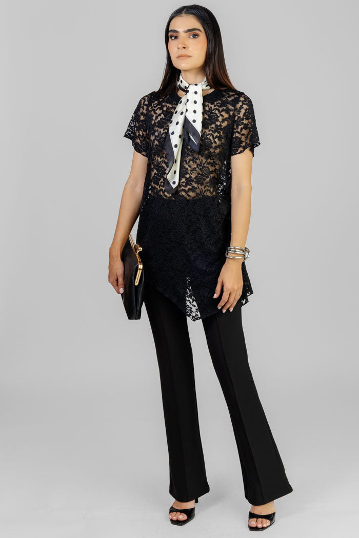 BLUSA EN ENCAJE NEGRO