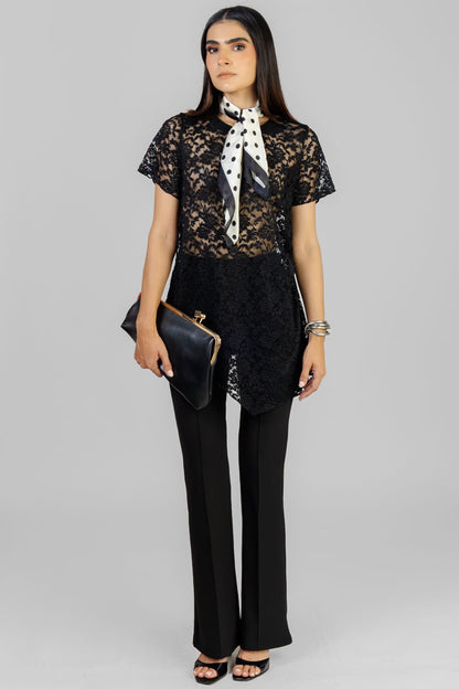 BLUSA EN ENCAJE NEGRO