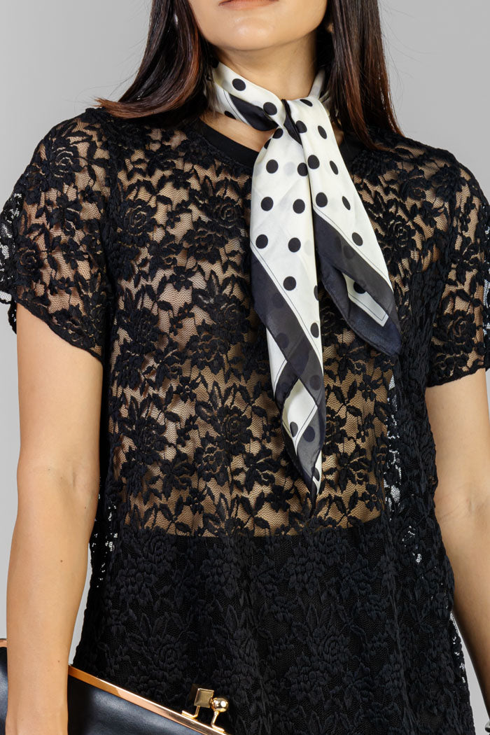 BLUSA EN ENCAJE NEGRO