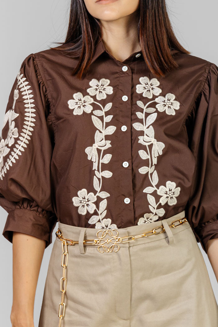 BLUSA CHOCOLATE CON BORDADOS