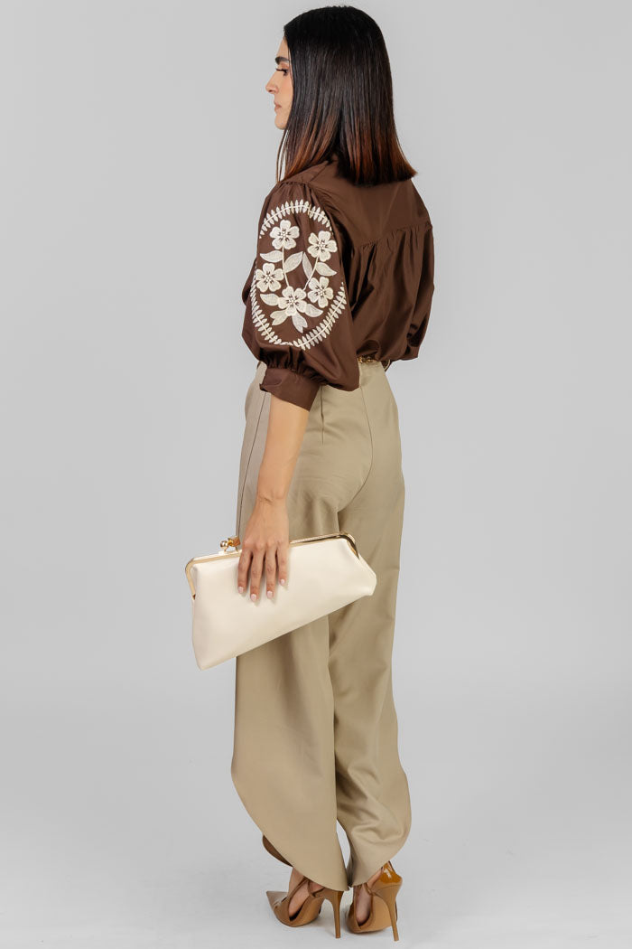 BLUSA CHOCOLATE CON BORDADOS