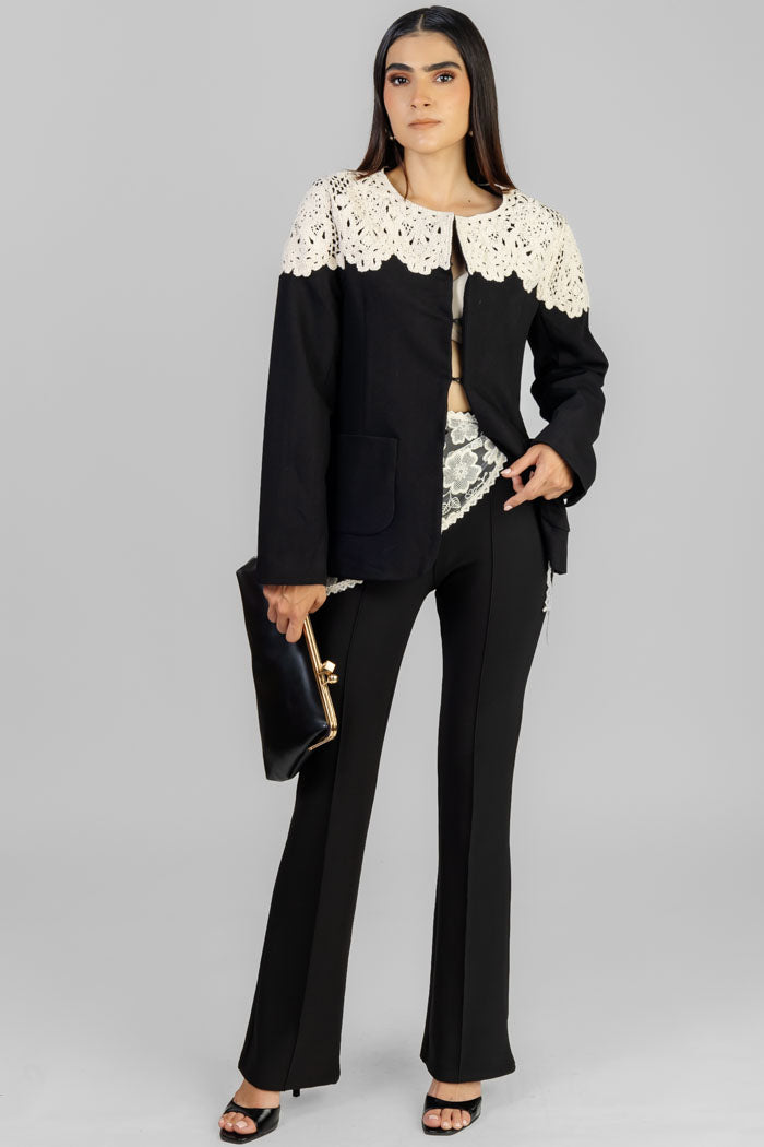 CHAQUETA NEGRA CON ENCAJE