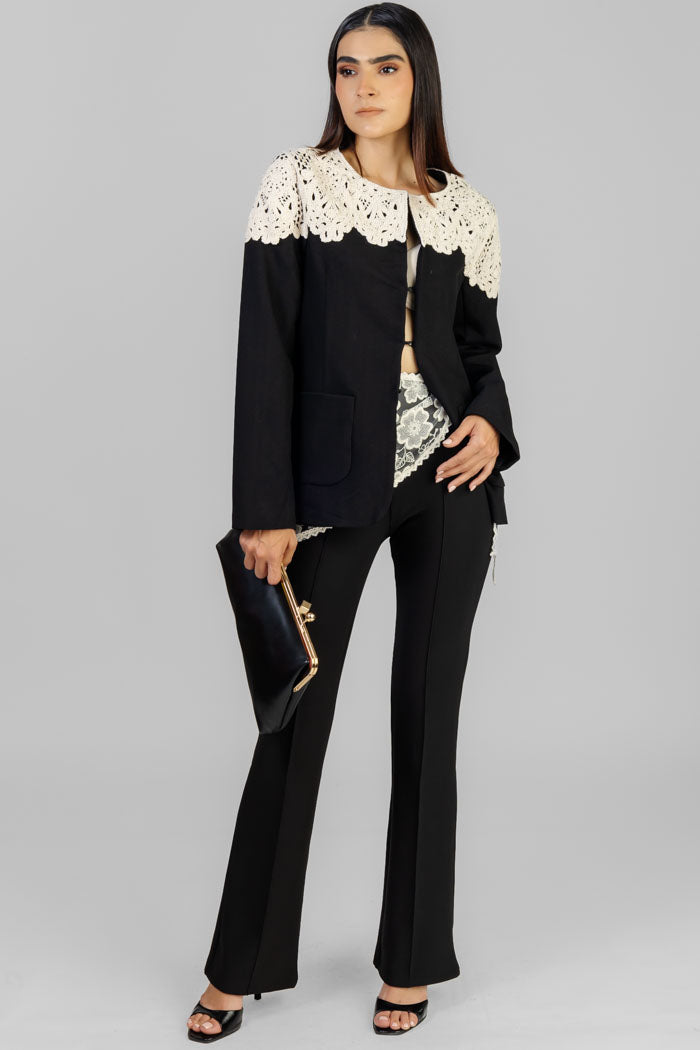 CHAQUETA NEGRA CON ENCAJE