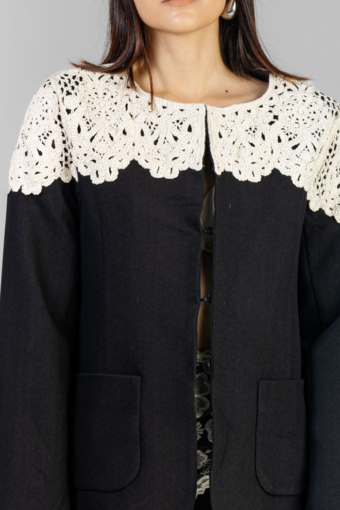 CHAQUETA NEGRA CON ENCAJE