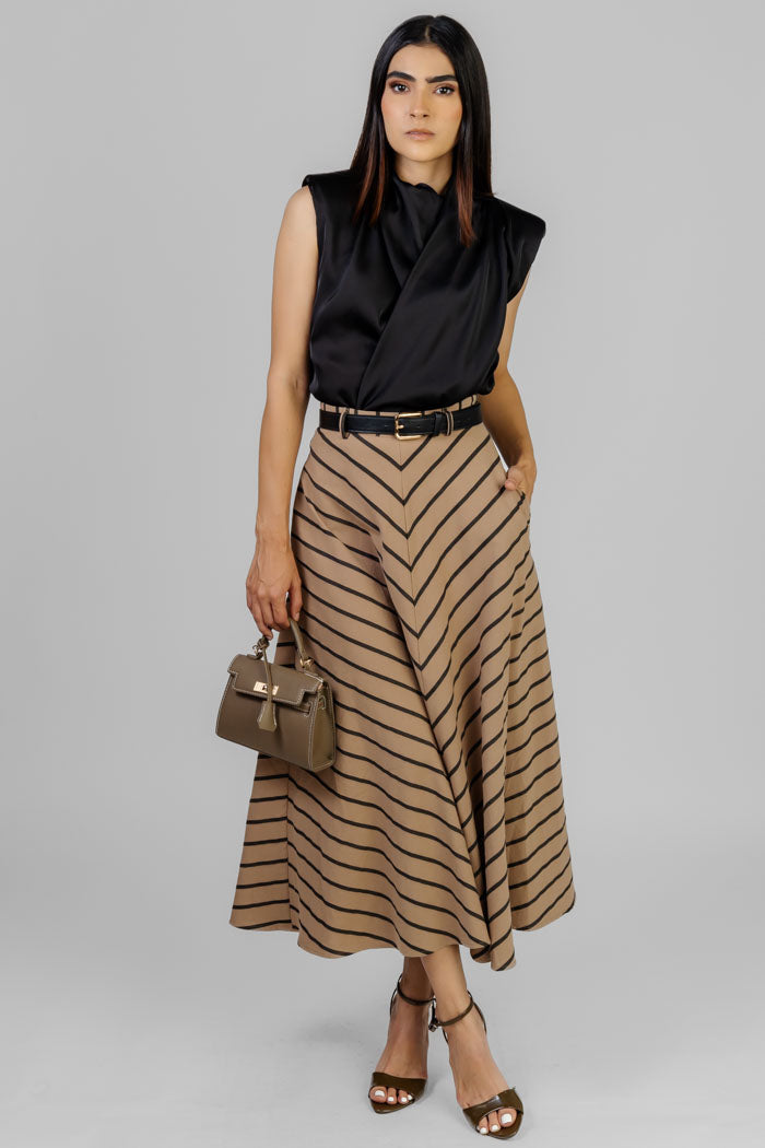 BLUSA NEGRA SATINADA ENVOLVENTE