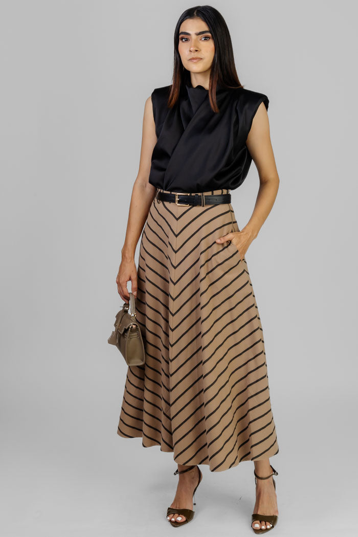 BLUSA NEGRA SATINADA ENVOLVENTE