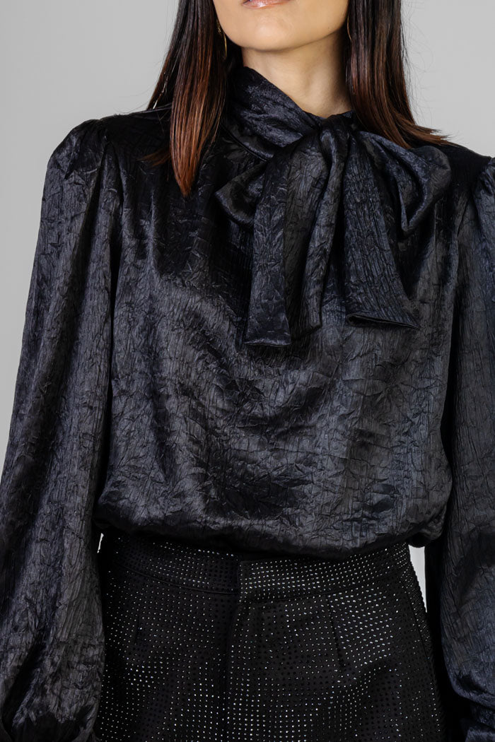 BLUSA SATINADA CON LAZO