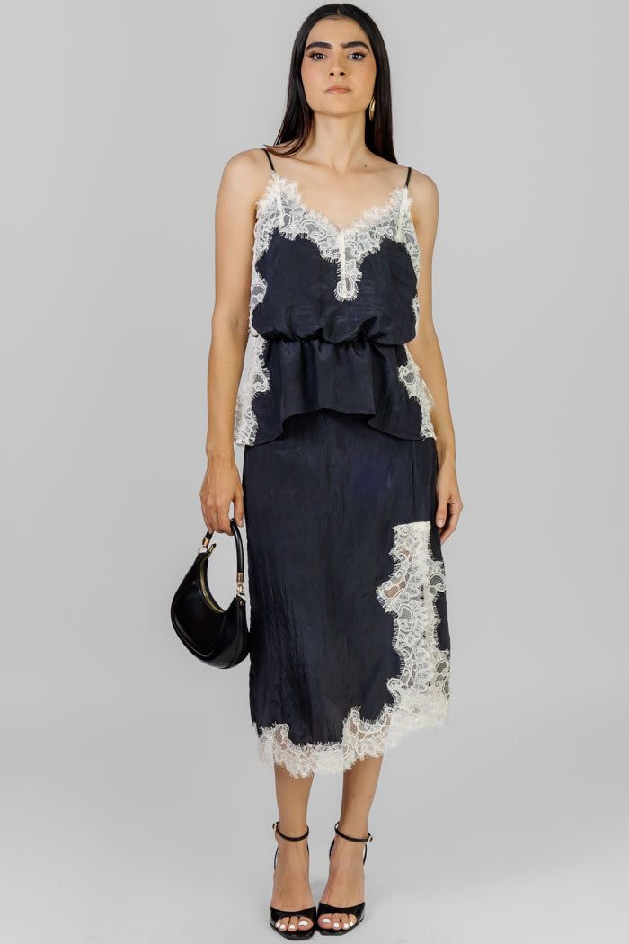 CONJUNTO NEGRO CON ENCAJE