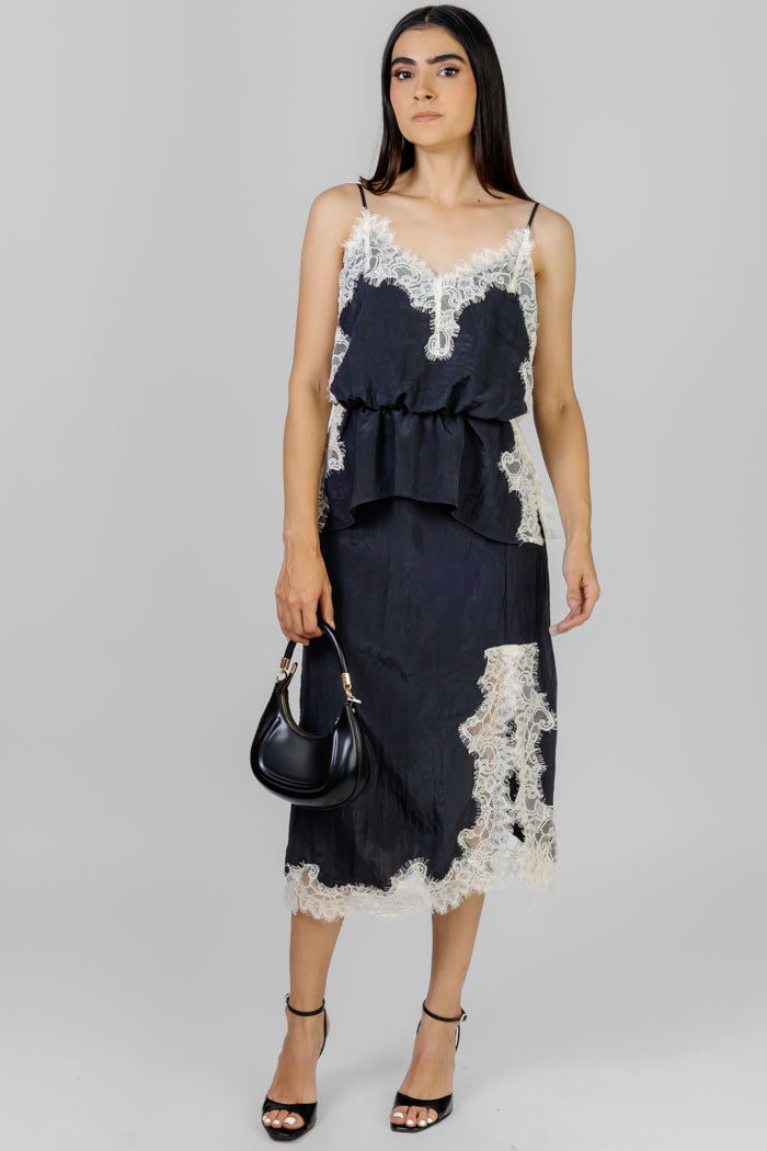 CONJUNTO NEGRO CON ENCAJE