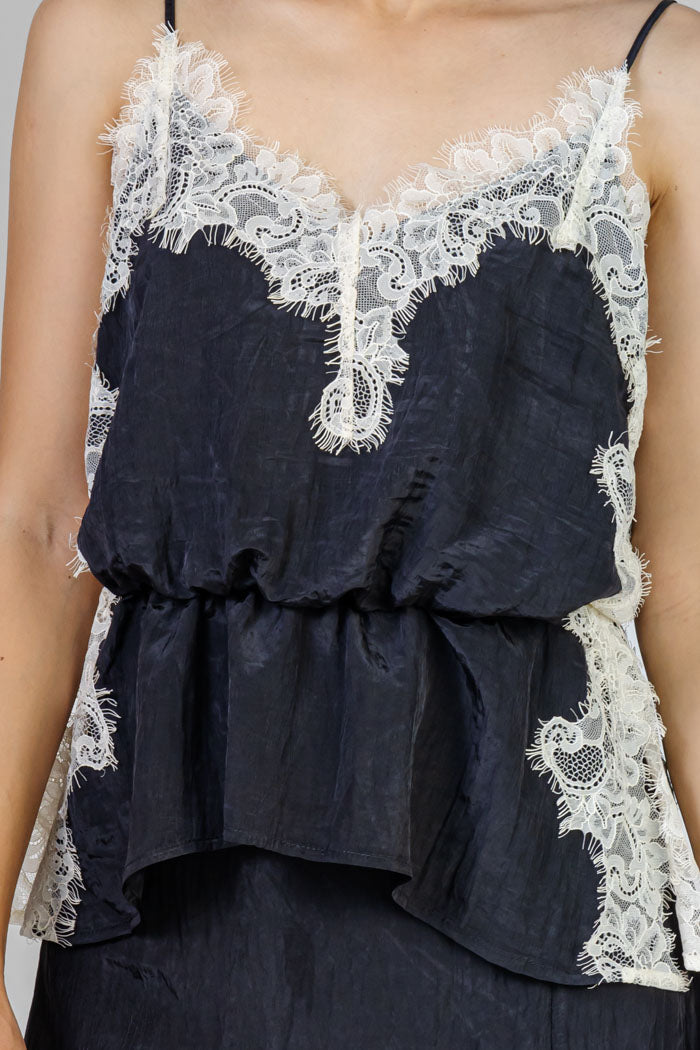 CONJUNTO NEGRO CON ENCAJE