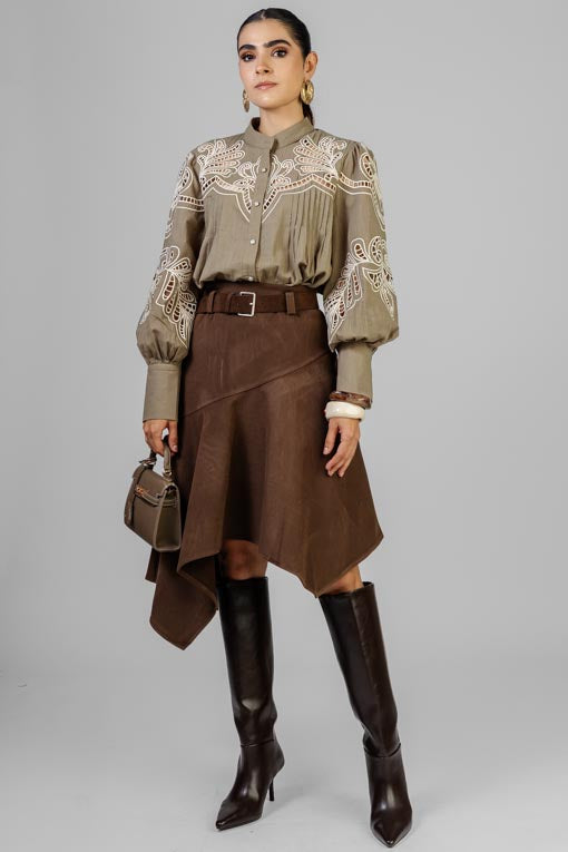 CAMISA BORDADA CON ALFORZAS