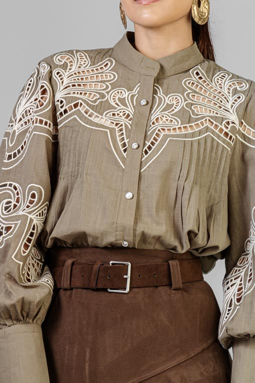 CAMISA BORDADA CON ALFORZAS