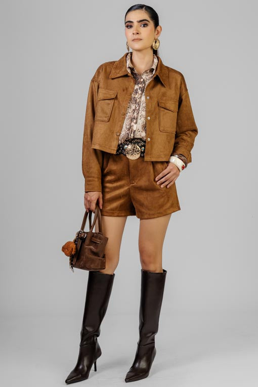 CONJUNTO SHORT Y SACO GAMUZA