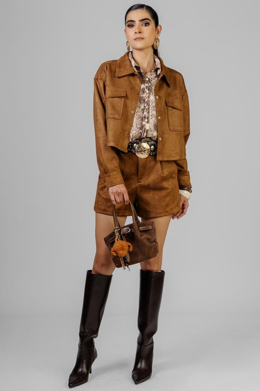 CONJUNTO SHORT Y SACO GAMUZA