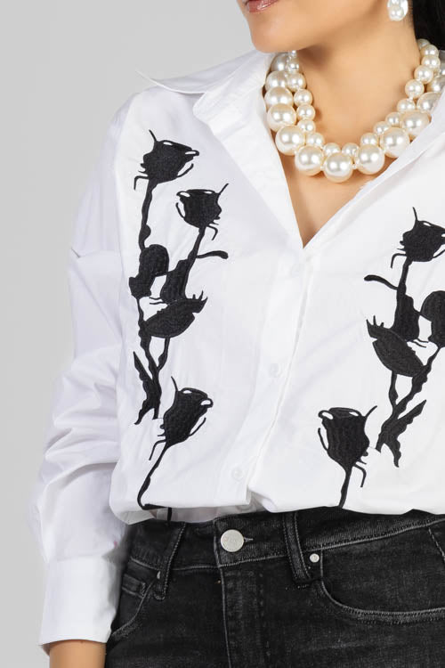 CAMISA FLORES NEGRAS BORDADAS